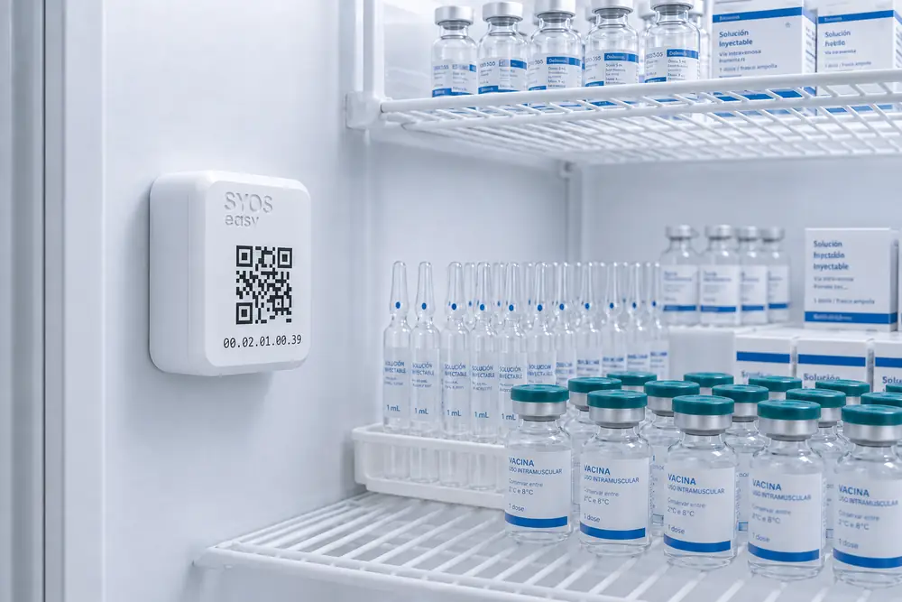 Profissional da qualidade acompanhando temperatura e umidade de medicamentos no sistema SyOS