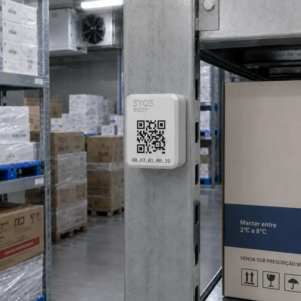 Sensor SyOS Easy fixado na coluna de um estoque refrigerado de medicamentos, ao lado de caixas marcadas para manter entre 2 °C e 8 °C