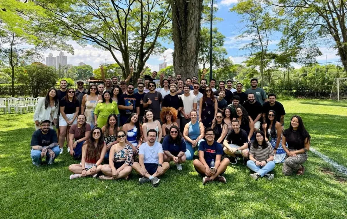 Time da SyOS reunido no escritório da empresa